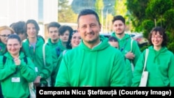 Nicu Ștefănuță cu un grup de tineri voluntari. Campania de realegere a aeuroparlamentarului a mobilizat peste 1.000 de tineri din întreaga Românie.