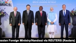 Președintele brazilian Luiz Inacio Lula da Silva, președintele chinez Xi Jinping, președintele sud-african Cyril Ramaphosa, premierul indian Narendra Modi și ministrul de externe al Rusiei, Serghei Lavrov, la Johannesburg în Africa de Sud, 22 august 2023.