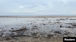 Potoci vode iz akumulacije Kahovka na reci Dnjepar poplavili su ogromne teritorije na jugu Ukrajine.