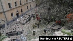 Рятувальники працюють на місці пошкодженого житлового будинку внаслідок російського ракетного удару у Львові, 6 липня 2023 року