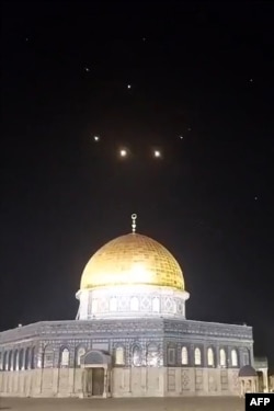 Уламки іранської ракети над мечеттю Аль-Акса в Єрусалимі після збиття її ізраїльською системою ППО, 14 квітня 2024 року