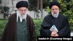 Смята се, че върховният лидер аятолах Али Хаменей (вляво) е подготвял президента Eбрахим Раиси (вдясно) да го наследи.