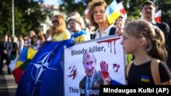 Плакат із зображенням російського президента Володимира Путіна і написом «Кривавий вбивця» на акцій протесту проти збройної агресії Росії щодо України. Вільнюс, Литва, 3 липня 2023 року