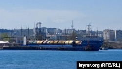 Судно в закрытом Украиной порту Керчи, апрель 2023 года