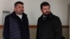 Андрій Наумов (ліворуч) не визнав себе винним у відмиванні грошей, однак підтвердив твердження обвинувачення про те, що на момент затримання у нього була при собі більша сума грошей, ніж дозволено