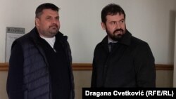 Андрій Наумов (ліворуч) не визнав себе винним у відмиванні грошей, однак підтвердив твердження обвинувачення про те, що на момент затримання у нього була при собі більша сума грошей, ніж дозволено