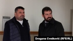 Bivši ukrajinski obaveštajac Andrij Naumov (levo) sa svojim adokatom Edvinom Prelićem u zgradi Višeg suda u Nišu uoči početka ponovljenog suđenja po optužbi za pranje novca, Niš, Srbija, 18. mart 2024. 