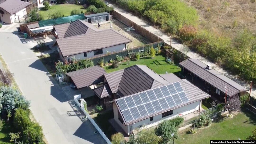 90.000 de români au fost admiși la sesiunile din vară ale programului Casa Verde. Programul a fost însă suspendat, după ce una dintre companiile care nu a fost admisă pe lista instalatorilor a dat în judecată AFM.