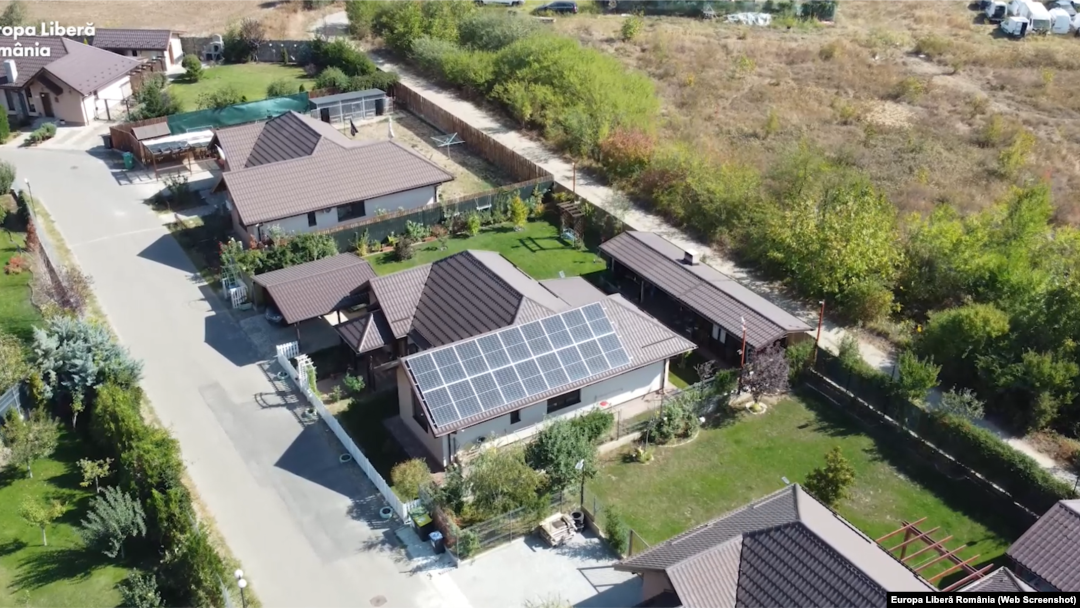Din ce în ce mai mulți români aleg să își monteze panouri fotovoltaice pentru a deveni independenți din punct de vedere energetic. 