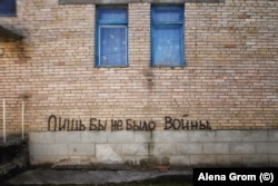 Graffiti saying, "[I wish] only for there to be no war."