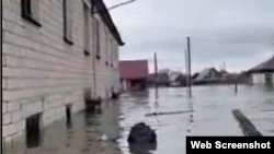 Скриншот из видео о наводнении в Орске
