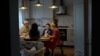 Porodica Tereh u svom domu u Banji Koviljači razgovara sa reporterkom RSE, mart 2024.