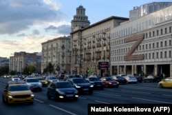 Автомобілі рухаються Садовим кільцем столиці Росії Москви повз будівлю театру, прикрашену літерою Z. 22 вересня 2022 року