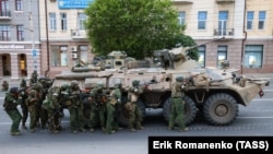 Бойцы ЧВК «Вагнер» стоят у штаба Южного военного округа. Россия, Ростов-на-Дону, 24 июня 2023 года