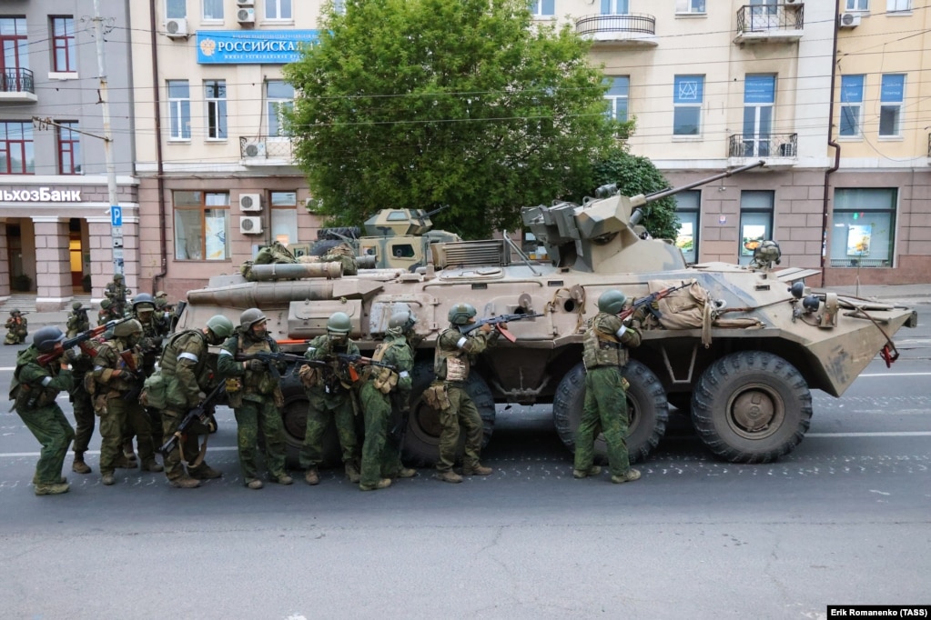 Disa burra të armatosur afër një tankeje në qendër të Rostov-on-Donit. Fotografia është bërë në mëngjesin e 24 qershorit, afër bazës së ushtrisë ruse për rajonin jugor.