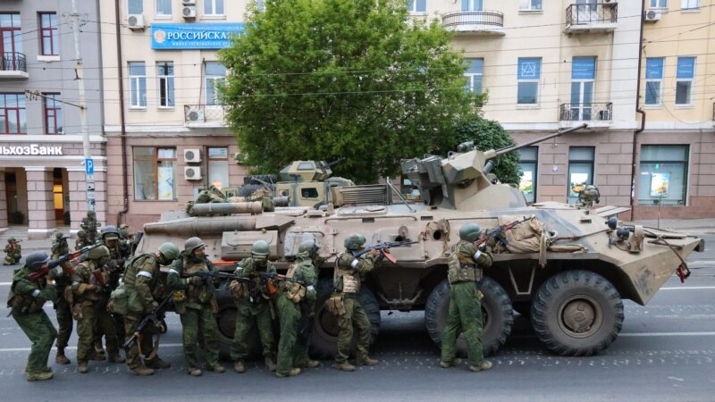 حضور جنگجویان واگنر در نزدیک یک مقر نظامی روسیه در روستوف