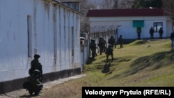 Вооруженные люди в камуфляже (как стало известно впоследствии - российские военнослужащие) блокируют украинскую воинскую часть в с. Перевальном, Крым, 03 марта 2014 г.