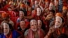 Pristalice indijskog premijera Narendre Modija nose maske s njegovim licem dok prisustvuju predizbornom skupu u Meerutu, Indija, 31. marta 2024.