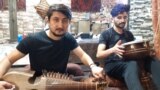 زده کوونکي وایي په رباب د پوهنتون له سبقونو وروسته ستړیا باسي - د مې ۲۸مې انځور.