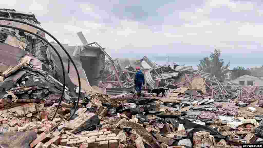 A zagorszki optikai és mechanikai üzem lerombolt épülete a Moszkva melletti Szergejev Poszadban augusztus 9-én. Legalább egy ember meghalt és nyolc eltűnt a gyárban történt robbanás következtében, amely optikai berendezéseket gyárt különböző iparágak, többek között az orosz hadsereg számára