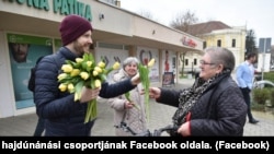 Uri Dénes Mihály 2024. március 8-án – tehát már az önkormányzati lap főszerkesztőjeként – mint aktivista vett részt a helyi Fidesz-frakció nőnapi virágosztásán, amit a képviselőcsoport több fotóval is dokumentált közösségi oldalán