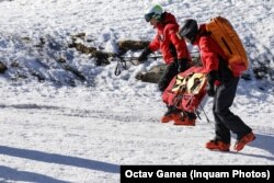 Salvamontişti în timpul unei acţiuni de salvare în sezonul de schi.