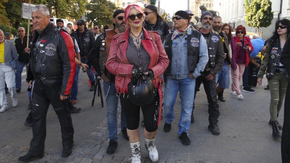 Почитатели на рок певицата Милена Славова се събраха на протест
