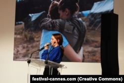 Українська режисерка Анастасія Солоневич представляє ідею свого дебютного фільму на пітчингу проєктів резидентів у Павільйоні CNC