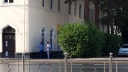 Polisiýa işgärleri köçede gözegçilik edýär. Türkmenistan (arhiw suraty)  