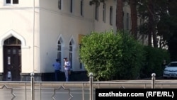 Polisiýa işgärleri köçede gözegçilik edýär. Türkmenistan (arhiw suraty)  