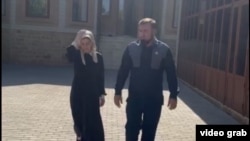 Седа Сулейманова йде разом із чеченським уповноваженим з прав людини Мансуром Солтаєвим