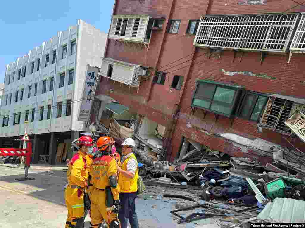 Ekipet e shpëtimit në terren në Hualien, 3 prill 2024. Mediat lokale raportojnë se ka njerëz që kanë ngecur në ndërtesat e dëmtuara.