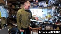 Богдан «Богур» показывает сбитый российский FPV-дрон «Скворец»