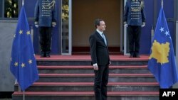 Kosovski premijer Aljbin Kurti, između zastava Evropske unije i Kosova, 30. oktobar 2023.