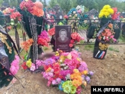 Гробот во Домна на борецот на Вагнер, Алексеј Лукјанов, кој беше убиен во близина на источниот украински град Бахмут.
