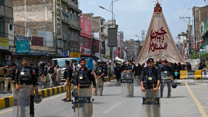 پاکستان کې تر سخت امنیت لاندې د عاشورې ماتمي غونډې روانې دي