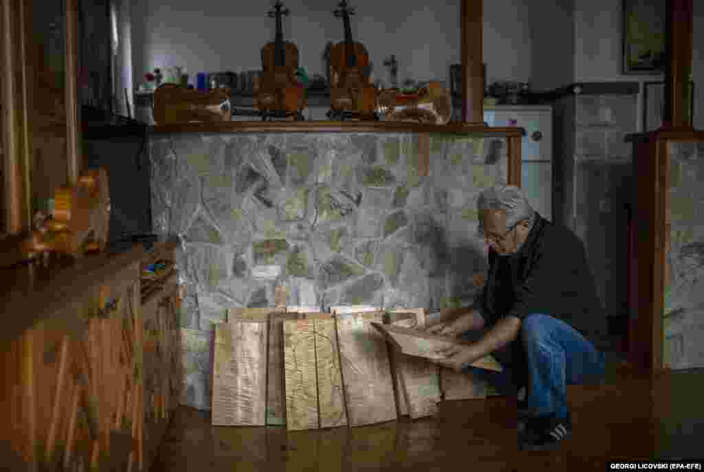 Svetozar Bogdanovski pažljivo pregledava komad drveta u svom ateljeu u Velesu, Severna Makedonija. Za svoje violine bira drvo koje se dobiva od stabala starih više od 500 godina. Pre nego što je počeo da pravi muzičke instrumente svjetske klase, Bogdanovski je život proveo kao slikar i rekao je da nikada nije imao namjeru da pređe sa četkica na mašne.