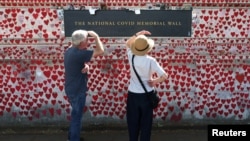 Memorijalni zid za žrtve pandemije COVID-19 u Londonu, juni 2023. 