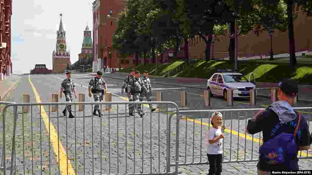 A Vörös tér lezárt bejárata június 25-én. Moszkvában és más orosz régiókban terrorellenes intézkedéseket léptettek életbe, miután a Wagner-csoport elfoglalta a Déli Katonai Körzet rosztovi központját, és találkozót követelt az orosz védelmi vezetőkkel