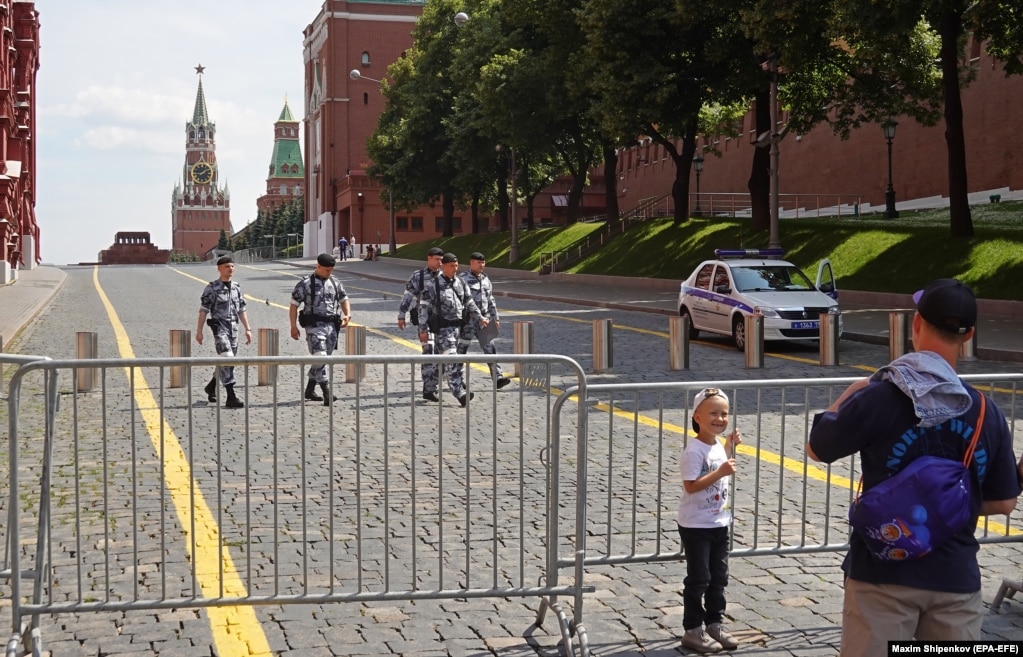 Hyrja e bllokuar për në Sheshin e Kuq të Moskës, më 25 qershor.