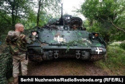 Украинские военные демонстрируют американский БМП M2 Bradley, июнь 2023 года