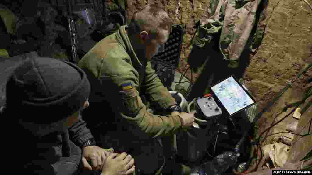 Egy ukrán operátor monitoron követi egy drón útját. Az olcsó drónok egyre fejlettebbé válnak, és mindkét oldalon egyre inkább a hadviselés részévé válnak.&nbsp;Folyamatos emberi irányítás nélkül a drónok fáknak ütközhetnek vagy új parancsra várva lebegnek, amíg le nem merülnek és le nem zuhannak &nbsp; 