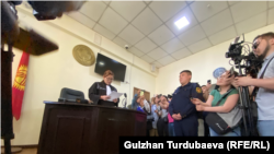  Судья Чолпон Каримбаева зачитывает вердикт по иску Минкульта Кыргызстана. Бишкек, 27 апреля 2023 года