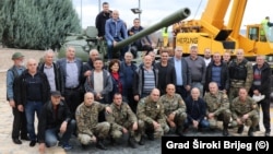Postavljanje tenka kao spomenika na putu od Mostara prema Širokom Brijegu, 18. 12. 2019.
