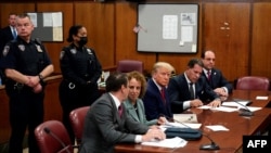 Donald Trump flancat de avocații săi, în sala de judecată a Tribunalului din Manhattan, New York, pe 4 aprilie 2023