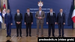 Presidenti i Serbisë, Aleksandar Vuçiq (i treti nga e djathta) para takimit me diplomatët perëndimorë, 21 tetor 2023.