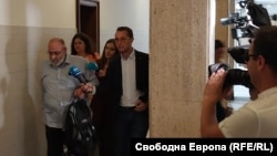 Пламен Владимиров (вляво) отказва да говори пред медиите.