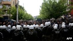 Policia e Kosovës dhe KFOR-i formojnë kordonin e sigurisë para ndërtesës së komunës së Zveçanit më 29 maj 2023