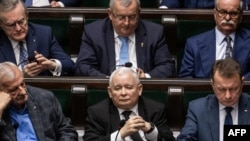  Ярослав Качински (в средата на първия ред) е брат на някогашния президент на Полша Лех Качински, който през 2010 година почина в самолетна злополука в Русия. След следствие Варшава упрекна Москва, че е провела случая 