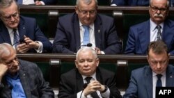 Ярослав Качински (в средата на първия ред) е брат на бившия президент на Полша Лех Качински, който през 2010 г. загина в самолетна катастрофа в Русия. След разследване Варшава обвини Москва, че е организирала инцидента